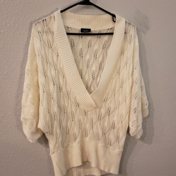 Rue21 ivory/cream v neck sweater - Picture 1 of 3